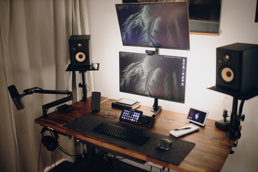 Read more about the article Will a BLUETTI Elite 300 Run a Dual Monitor Arm (Hr Runtime)