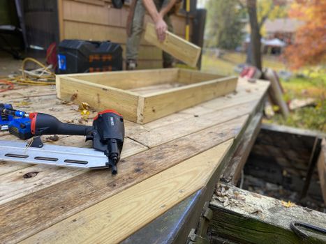 Read more about the article Will a BLUETTI Elite 300 Power a Electric Nail Gun (25.6Hrs)