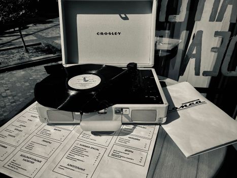 Read more about the article Will a MARBERO Portable Power Station 88Wh Power a Vinyl Record Player (2.5Hrs)