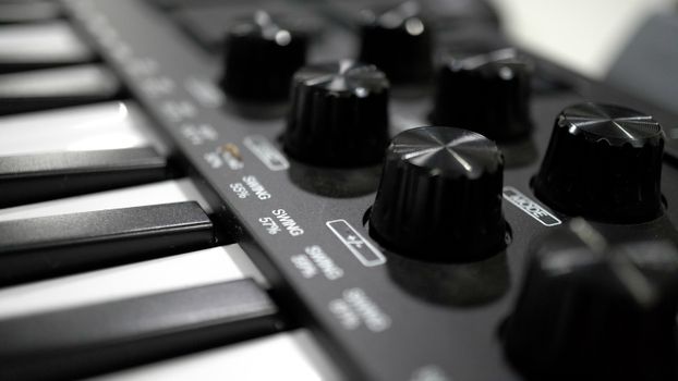 Read more about the article Will a MARBERO Portable Power Station 88Wh Power a MIDI Keyboard Controller (7.5Hrs)