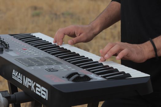 Read more about the article Will a MARBERO Portable Power Station 88Wh Power a Synthesizer Keyboard (2.5Hrs)