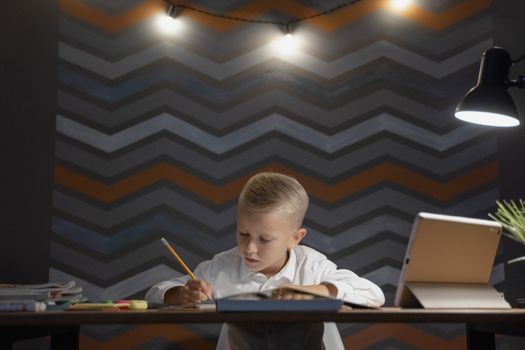 Read more about the article Will a MARBERO Portable Power Station 88Wh Power a LED Desk Lamp (7.5Hrs)