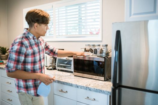 Read more about the article Will a BLUETTI Elite 300 Power a 1000W Microwave (2.6Hrs)
