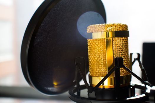 Read more about the article Will a MARBERO Portable Power Station 88Wh Power a Condenser Microphone (15Hrs)