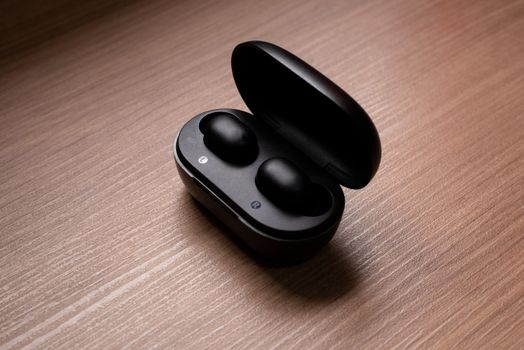 Read more about the article Will a MARBERO Portable Power Station 88Wh Power a Wireless Headphone Charger (15Hrs)